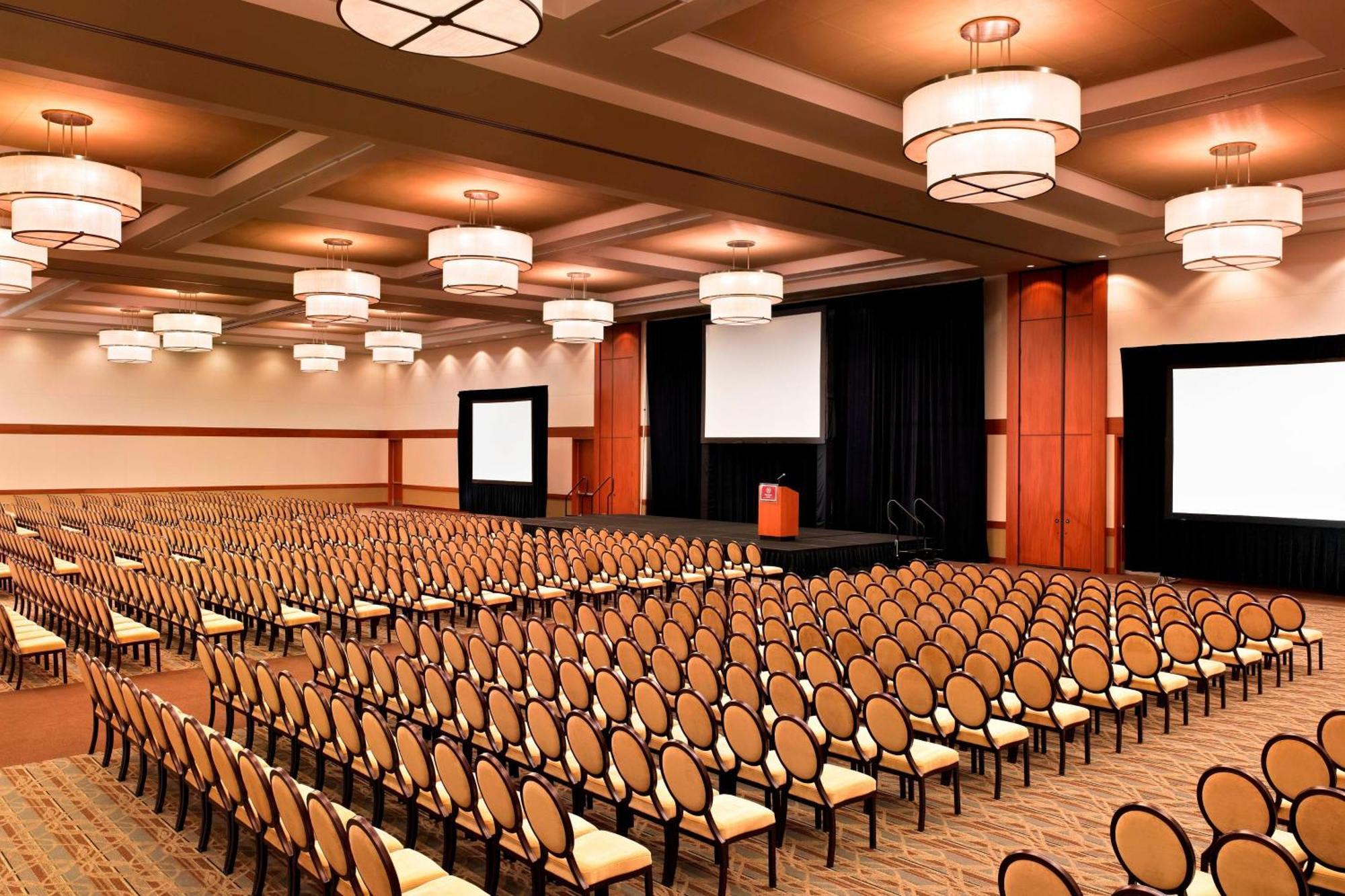Hotel Sheraton Fairplex & Conference Center 4*
